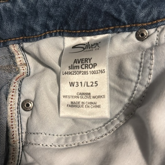 Silver Jean Co Avery Slim Crop W 31 L 25 Medium Wash EUC Distressing - Picture 12 of 12